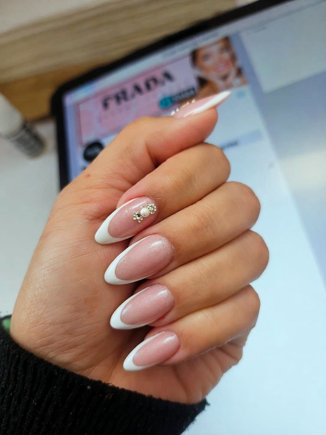 Trabajo de uñas de Frada Beauty Center