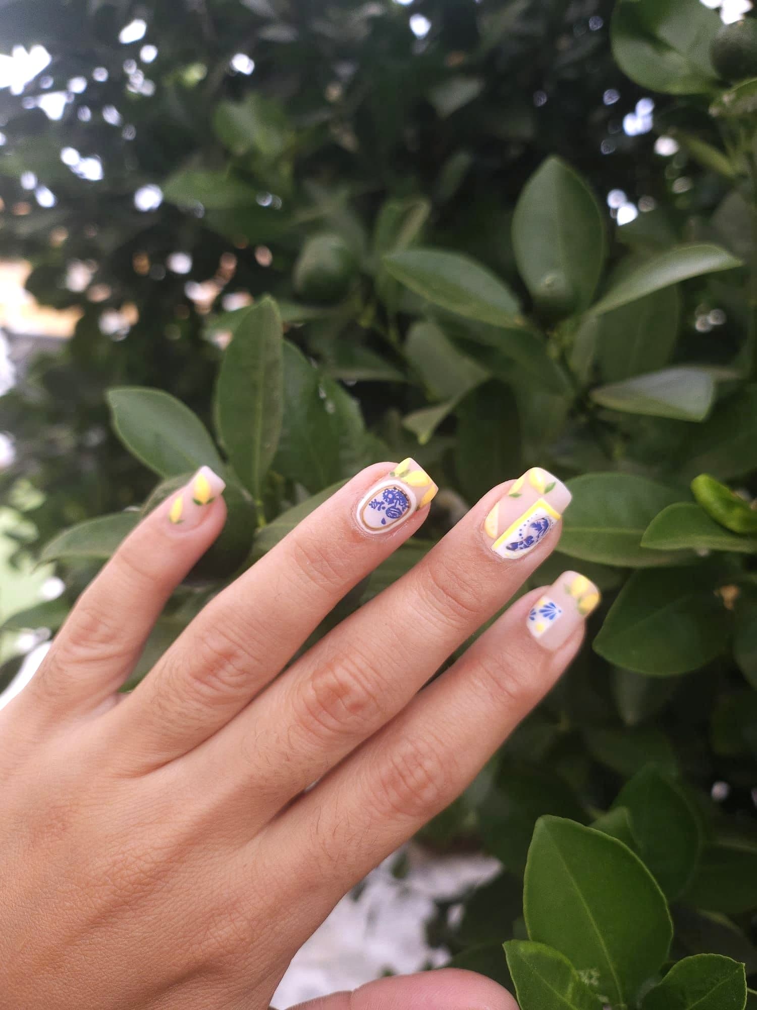 Trabajo de uñas de Frada Beauty Center