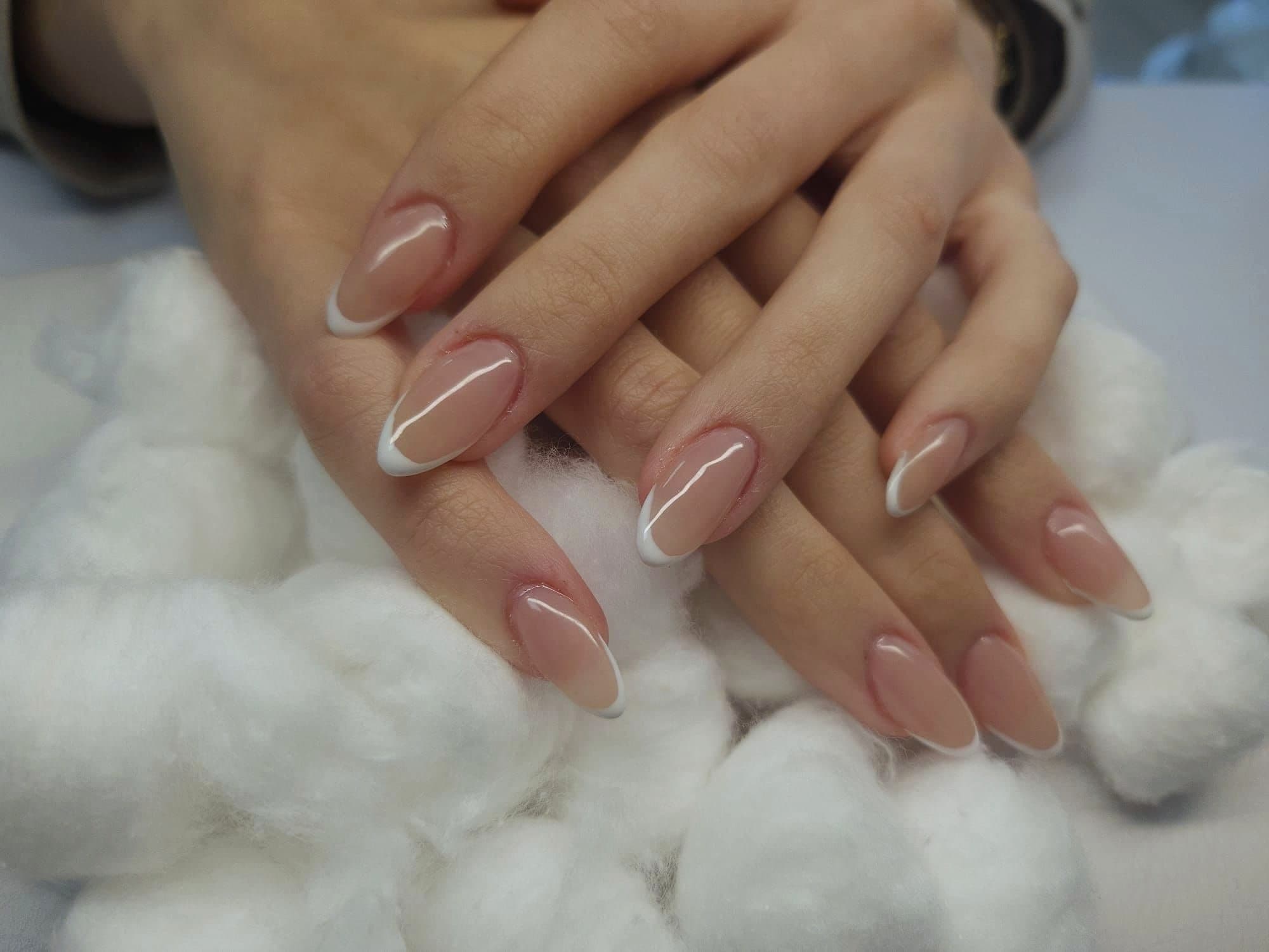 Trabajo de uñas de Frada Beauty Center