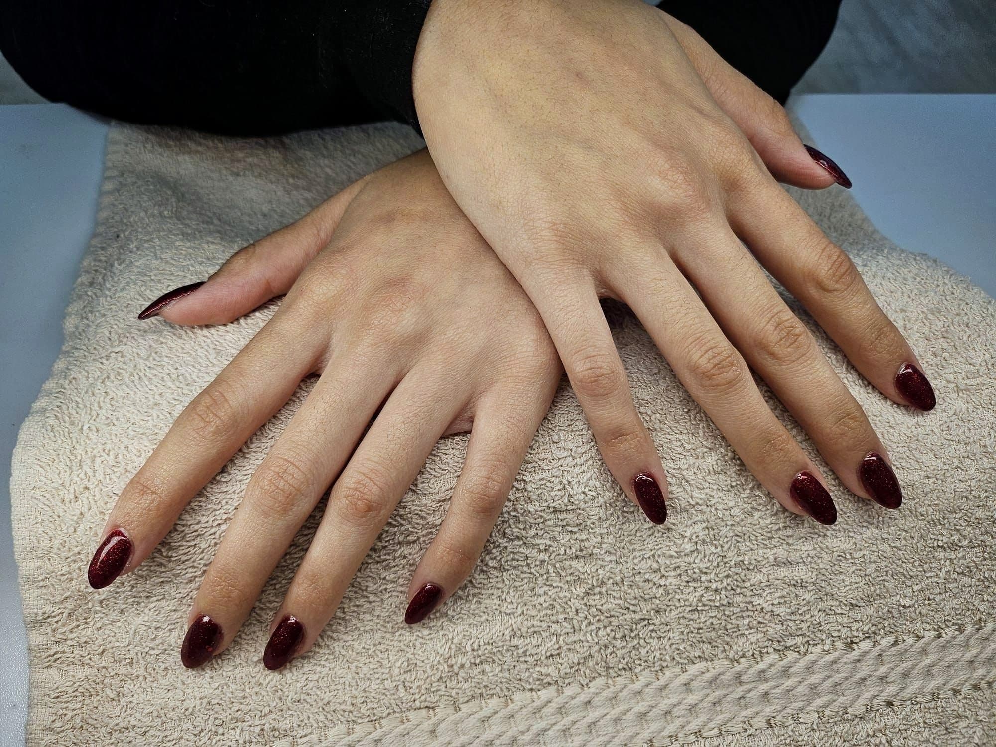 Trabajo de uñas de Frada Beauty Center